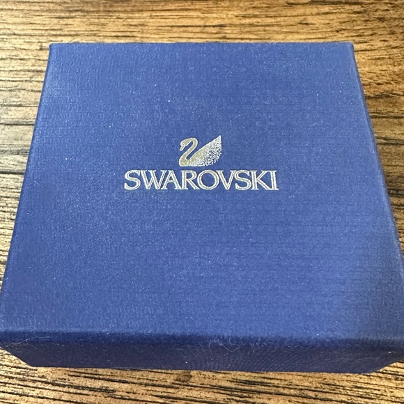 NWT Swarovski Stud Earrings - Picture 5 of 8